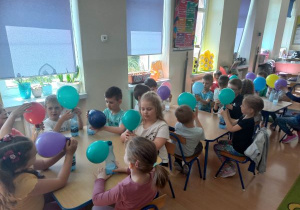 Grupa obserwuje jak balon sam się nadmuchuje