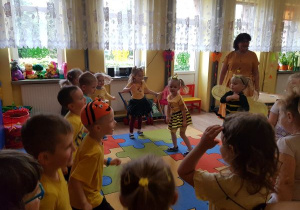 Dzieci biorą udział w zabawie ruchowej