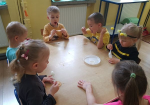 Dzieci degustują miód