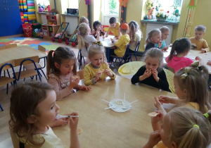 Dzieci degustują miód