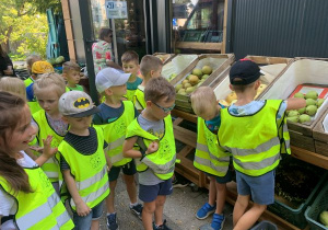 Dzieci oglądają warzywa i owoce