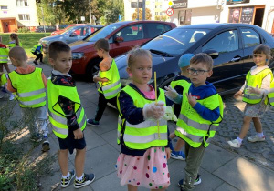 Dziewczynki i chłopcy zbierają śmieci