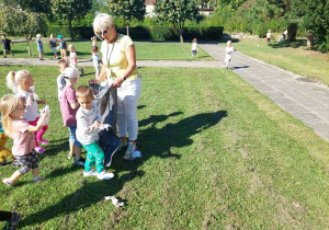Dzieci sprzątają teren ogrodu