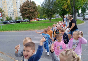 Grupa spokojnie przechodzi przez ulicę