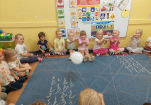 Grupa współpracuje podczas zabawy z balonem