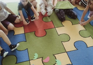 Dzieci składają kropki z części.