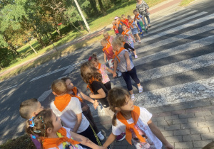 Dzieci przechodzą przez przejście dla pieszych