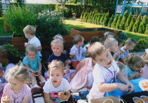Słodki poczęstunek – piknik w ogrodzie przedszkolnym.