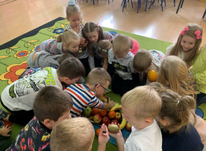 Owocowy dzień w grupie Pszczółki