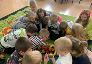 Dzieci przyniosły do przedszkola swój ulubiony owoc.