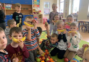 Przedszkolaki zapoznały się z różnymi kształtami owoców.