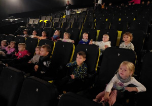 Dzieci oczekują na film