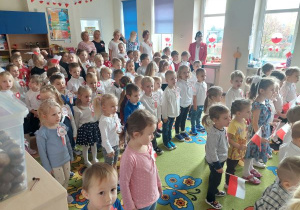 Całe przedszkole śpiewa Hymn Polski