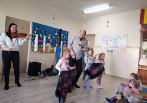 Dziewczynki tańczą z chustami do cygańskiej muzyki