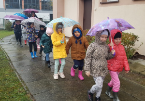 . Dzieci ubrane w strój adekwatny do pogody udały się do punktu dydaktycznego.