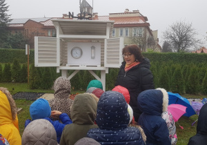 Słuchały odczytu z urządzeń pomiarowych umieszczonych w stacji meteorologicznej.