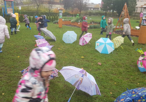 . Uczestniczyły w zabawach ruchowych z wykorzystaniem parasoli.