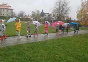 Uczestniczyły w zabawach ruchowych z wykorzystaniem parasoli.