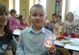Chłopiec prezentuje swój lampion