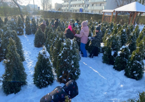 Dzieci przemieszczają się w labiryncie.