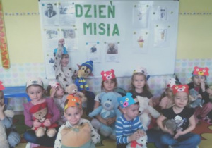 Cała grupa pozuje do zdjęcia z misiami