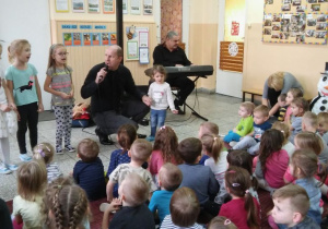 Dzieci śpiewają kolędę