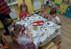 Dzieci malują bombki