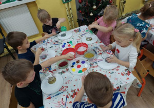 Dzieci malują bombki