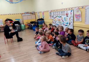 Dzieci słuchają historii powstania bombki.