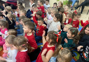 Dzieci śpiewają pastorałkę.