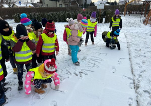 Dzieci rysują po śniegu