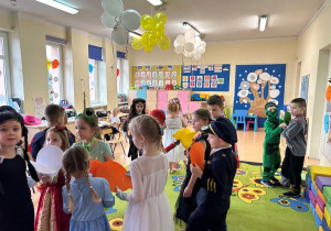 Dzieci bawią się papierowymi balonami