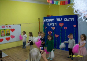 Dzieci tańczą dla gości
