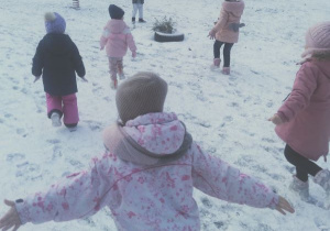 Dzieci robię ślady na śniegu.