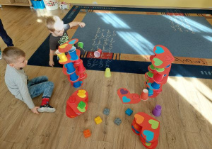 Dzieci układają wieżę z serc