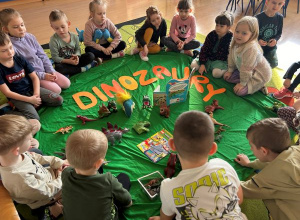 W świecie dinozaurów w grupie Pszczółki