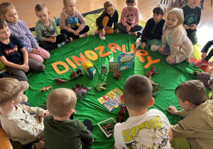 Przyniesione dinozaury przez dzieci