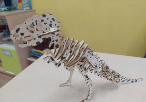 Dinozaur złożony ze sklejki