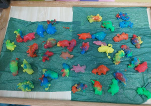 Dzieci wykonały żelowe dinozaury
