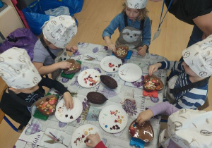 Dzieci dekorują czekoladowe serduszka