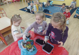 Dzieci przygotowują ziemię do sadzenia