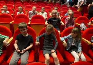 Dzieci na widowni oczekują na rozpoczęcie spektaklu.