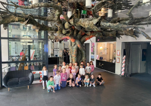 Dzieci z grupy "Tygryski" pod "czarodziejskim drzewem".