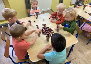 Dzieci tworzą "kasztanowe lody gałkowe".