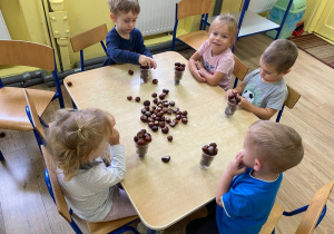 Dzieci tworzą "kasztanowe lody gałkowe".