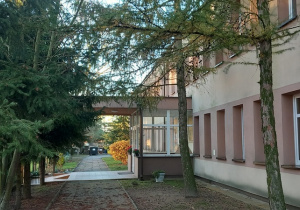 Aleja wzdłuż budynku.